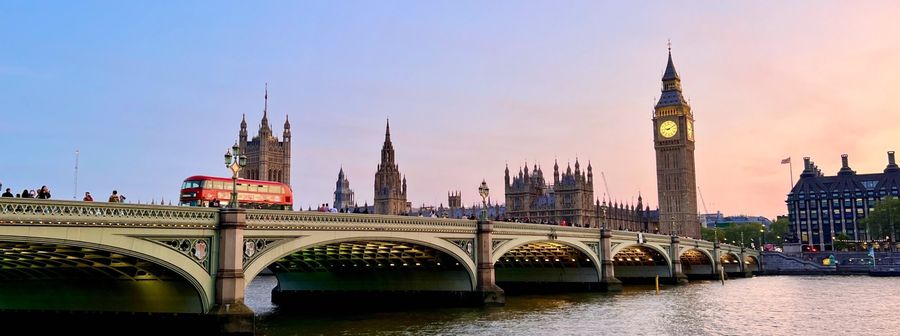 Big Ben e Westminster Bridge ao pôr do sol