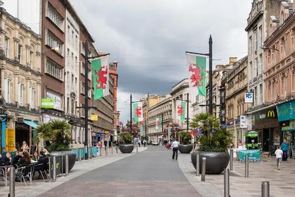Rua de Cardiff com bandeiras galesas